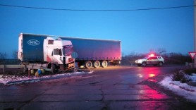 Accident grav la Floreşti. Un tir a derapat de pe şosea şi a intrat într-un parapet
